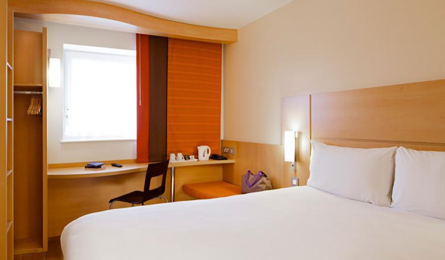 Ibis Temple Quay bedroom