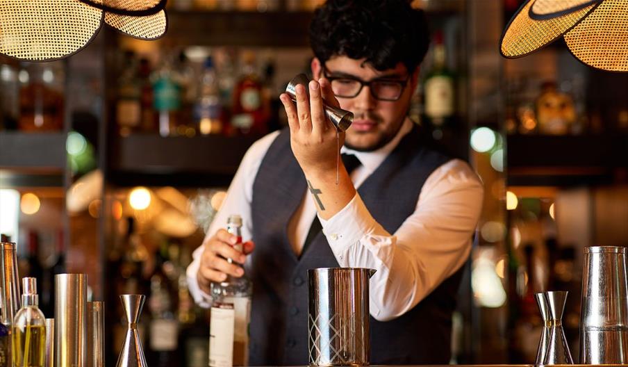 Barman makig cocktail