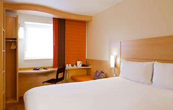 Ibis Temple Quay bedroom