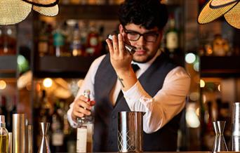 Barman makig cocktail
