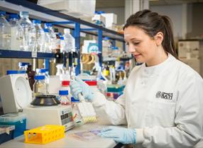 Life Sciences - Woman in Lab © IDPS University of Bath